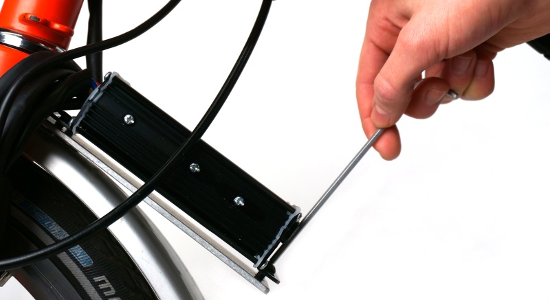 Screw controller to mounting plate