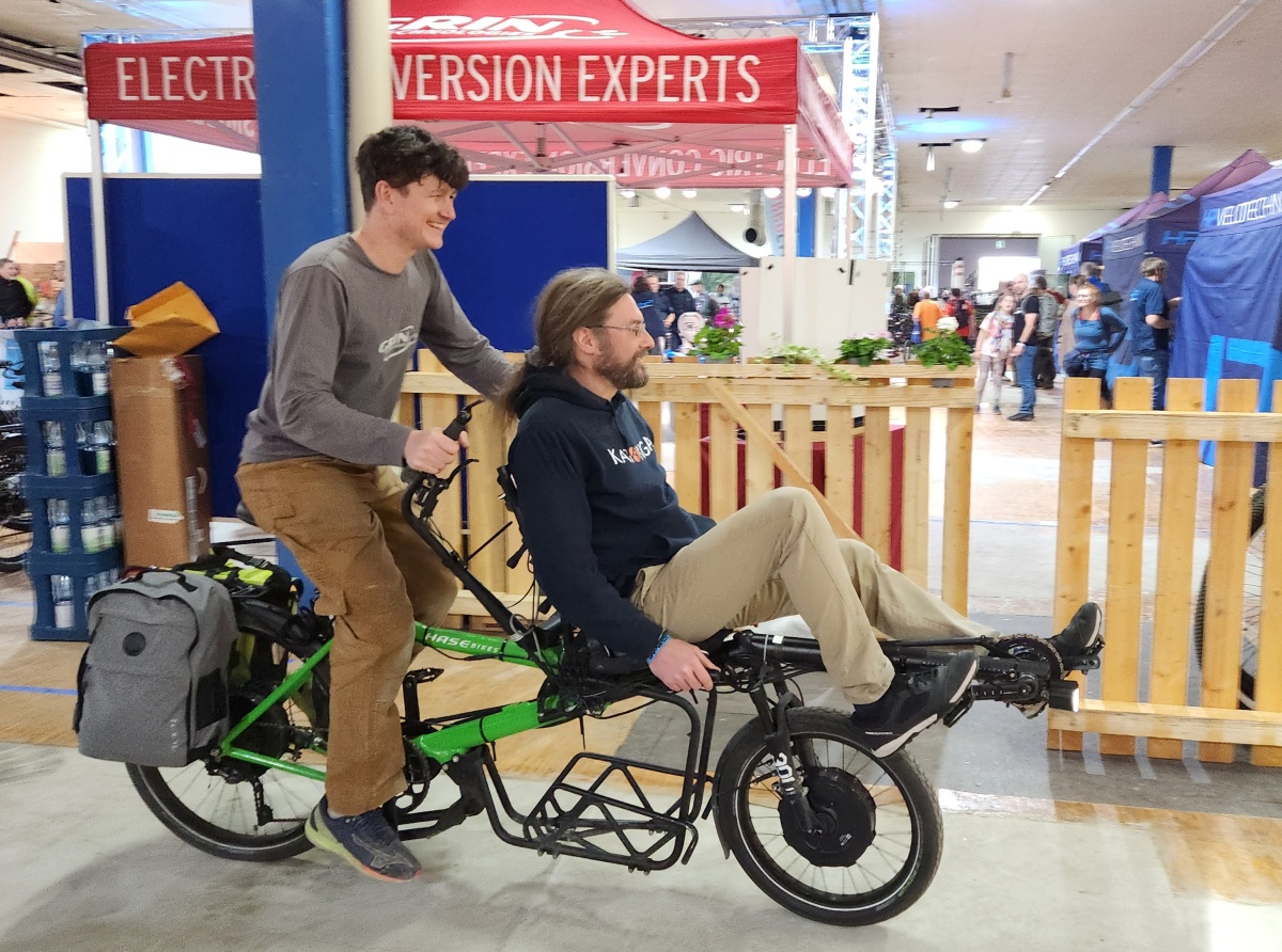 Dario rode 200km to the Spezi show on this tandem Hase Pinto, running dual front/rear All-Axle hub motors with a custom bulit e-moli battery pack that can handle 2500 watts of regen, important when moving fast over the Swiss landscape. 