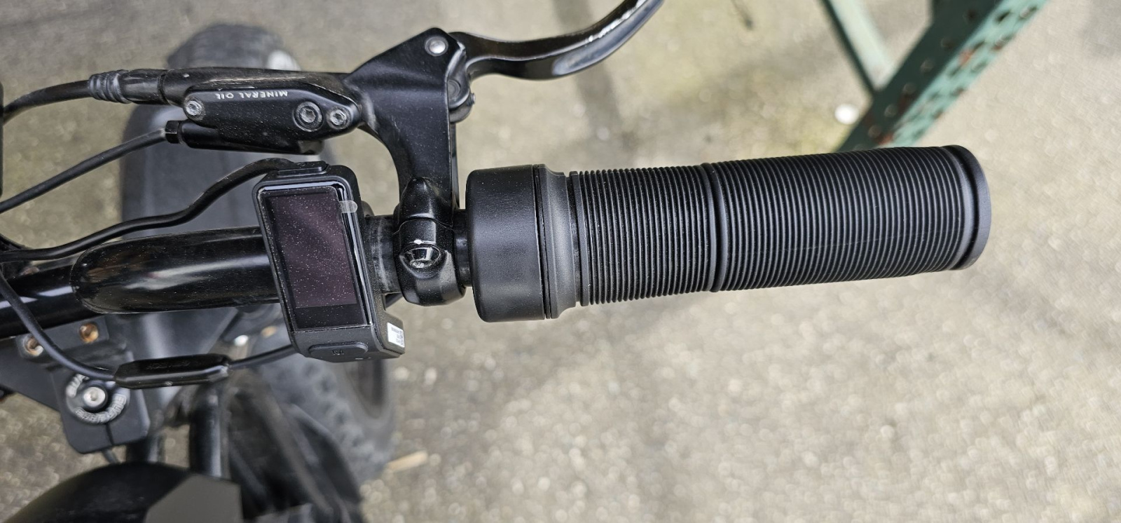 The bidirectional throttle activates regen, and the mini display keeps things simple. I just need to know how fast I'm going and how much battery charge I have.