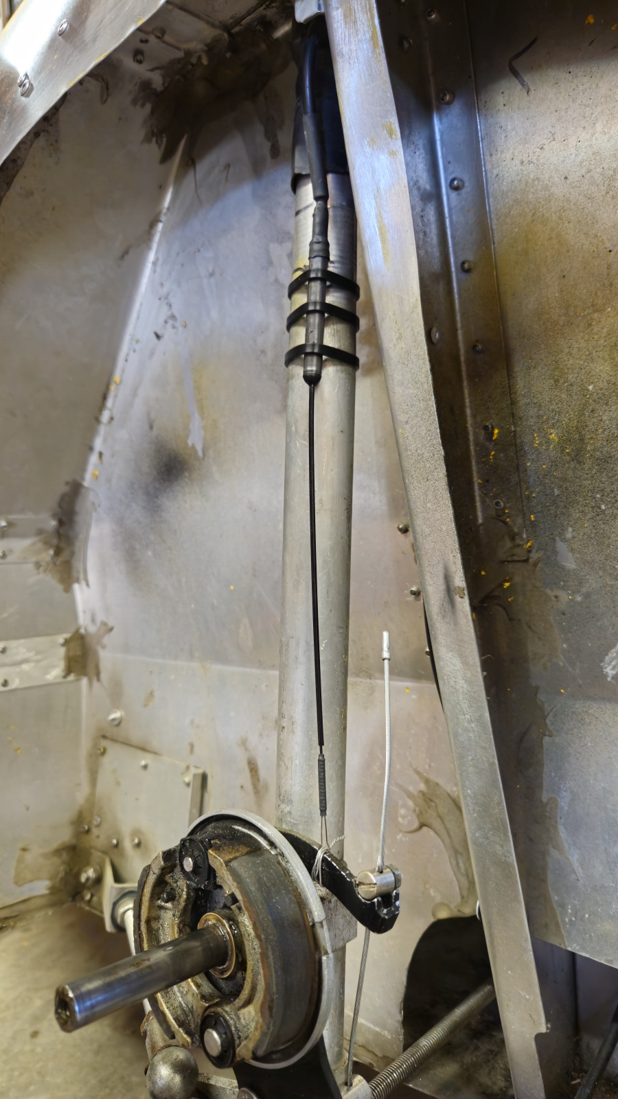 Since the brake tripwire could not be mounted on my Sram bl990 aero brake levers, I mounted it to the left strut and safety wired it to the Sturmey Archer brake actuator lever.