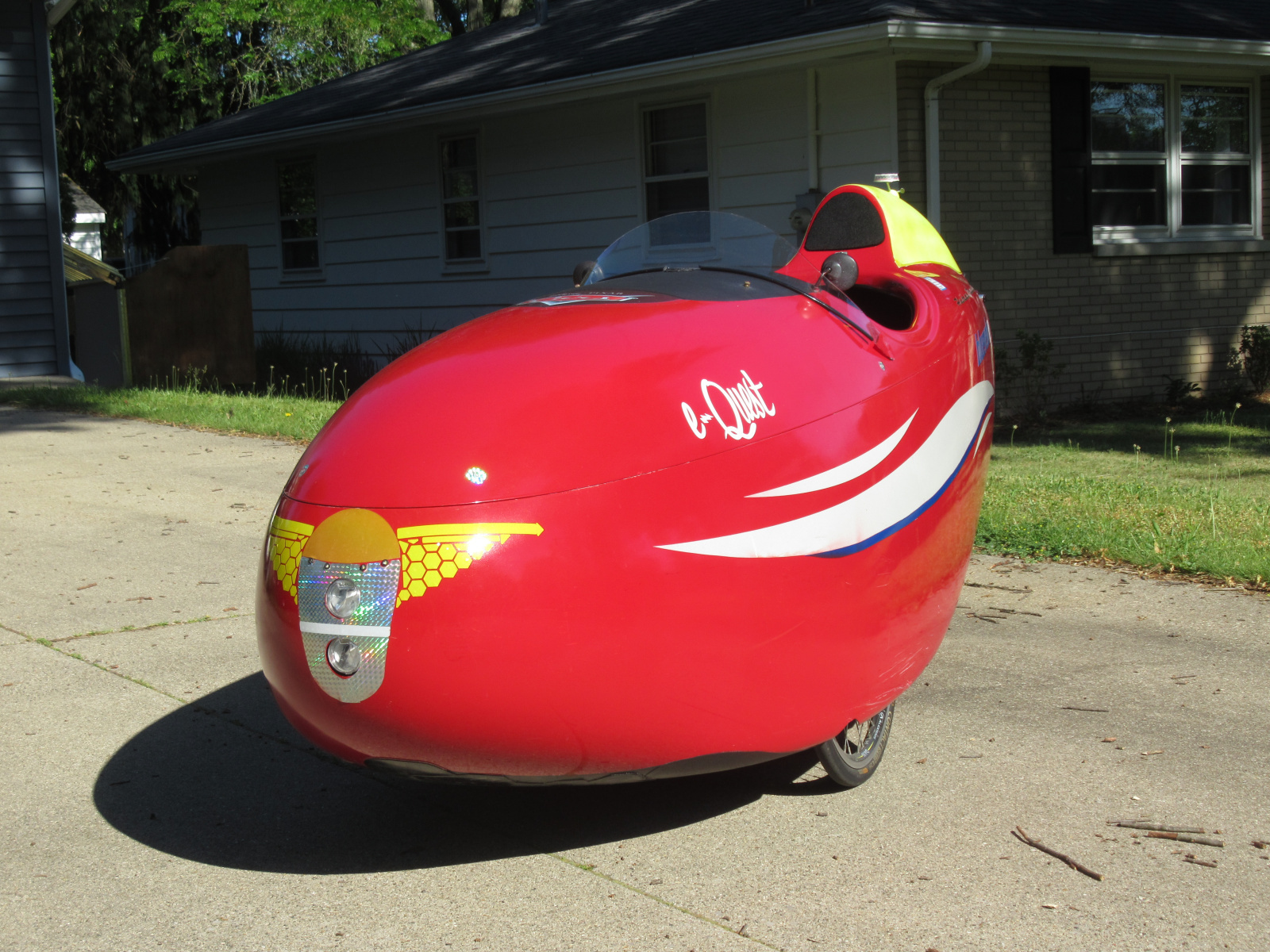 e-Quest from the front, open top configuration. Monocoque construction with carbon fiber for the structural body yields the lightest affordable vehicle in this class. All wheels are faired in for maximum aero advantage.