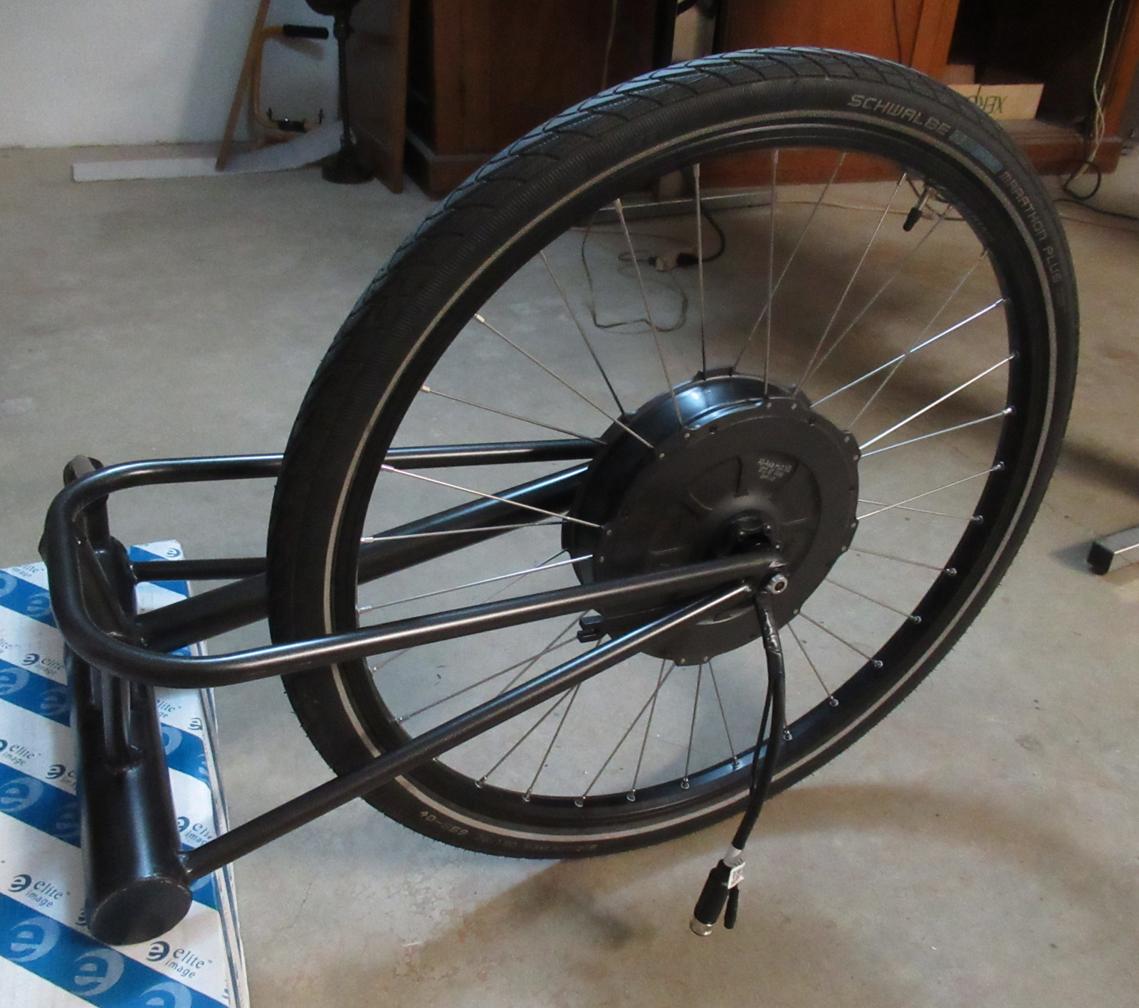 The new swingarm, painted and mounted to the wheel-motor.