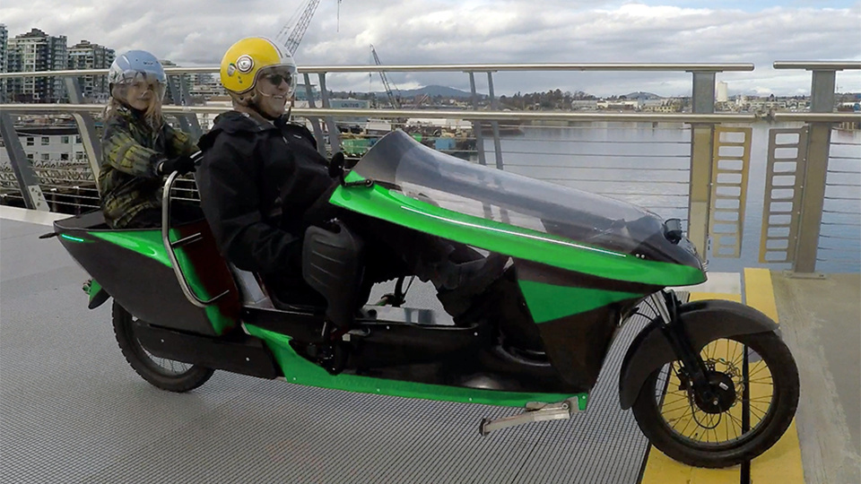 Electrom with a passenger
