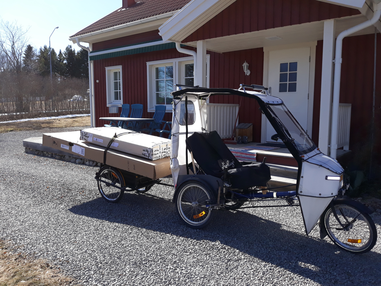 8 kilometer trip to pick up large packages from DHL terminal. Big but light :-)