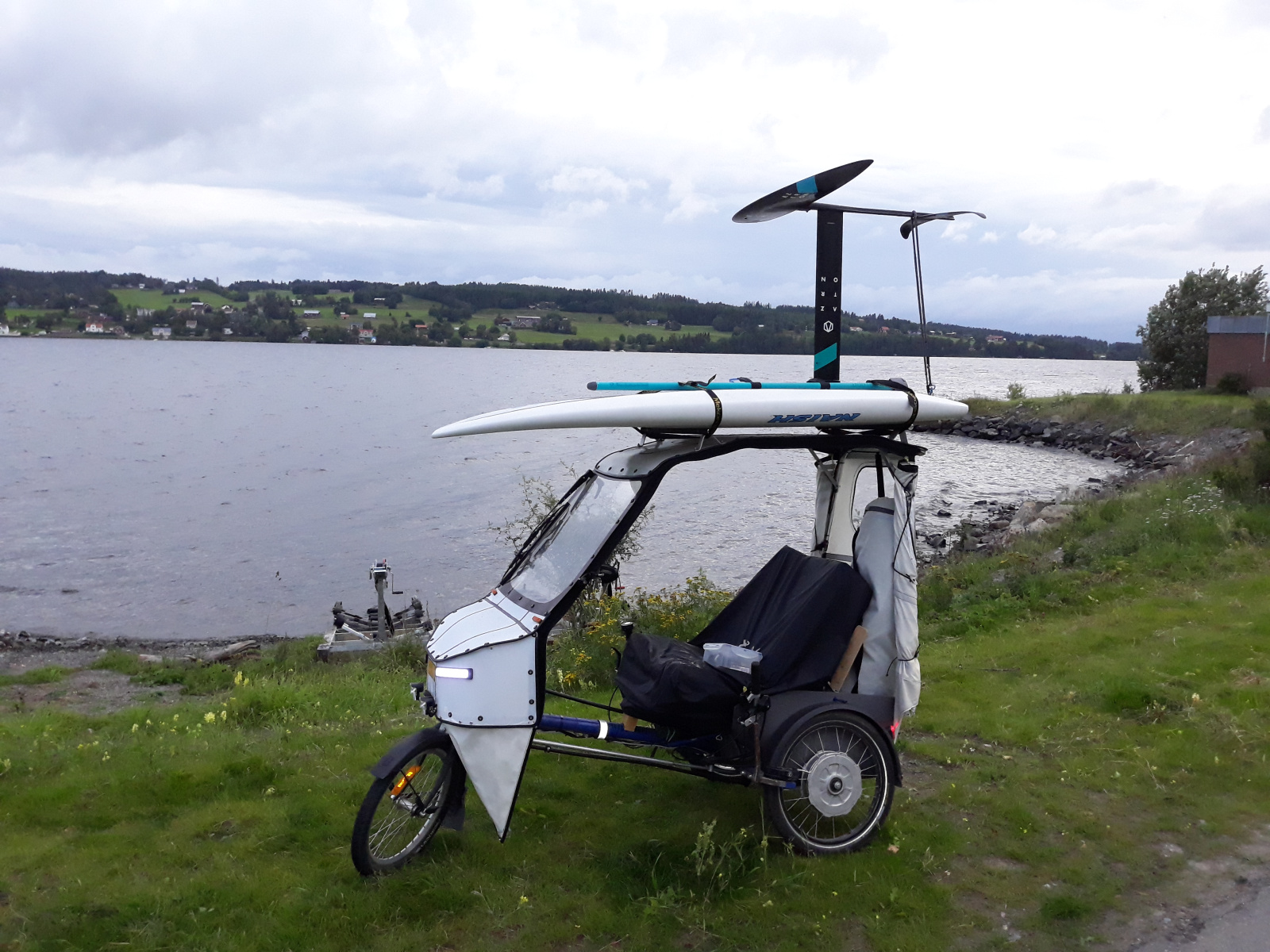 Wingfoil board on the roof rack